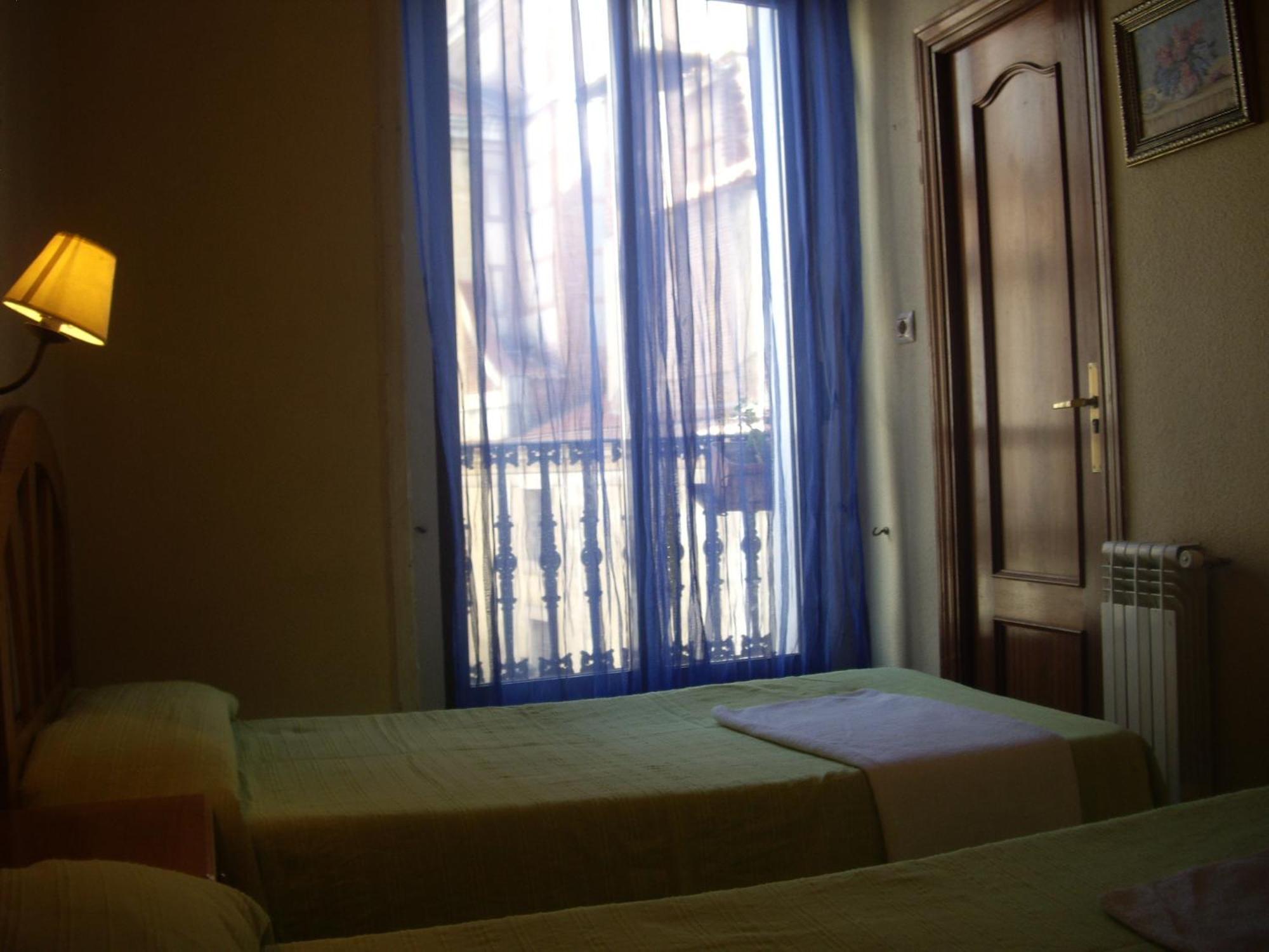 Hostal Pacios Madrid Extérieur photo