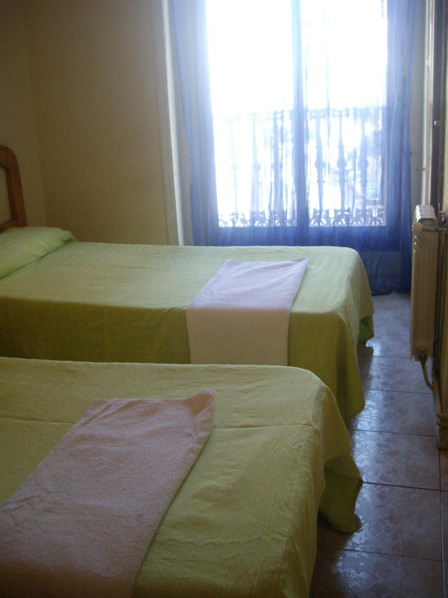 Hostal Pacios Madrid Extérieur photo